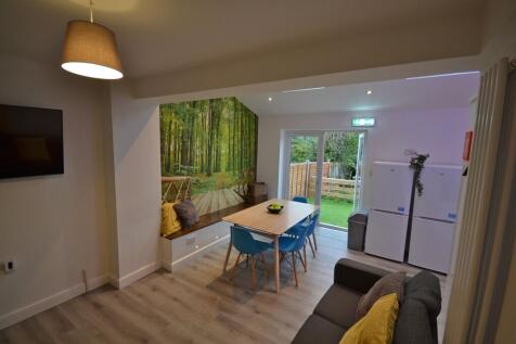 6-bed terraced on Highfield Road, Dunkirk NG7, £3,770/mo