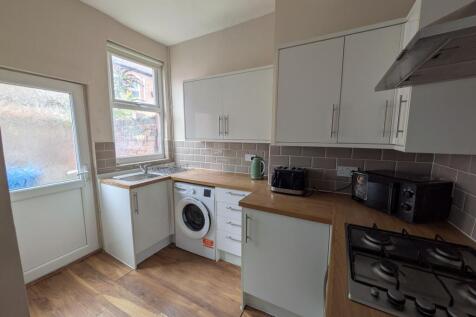 4 Bed - Blantyre Road L15 photo 4