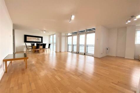 Inverness Mews, E16 photo 4