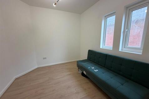 2-bed flat on High Street, Dudley, DY5, £895/mo