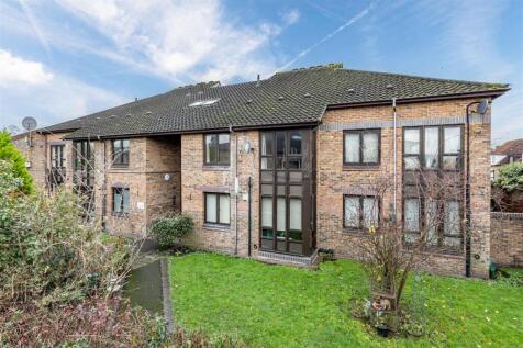 Gate Court, Gateway, Weybridge, KT13 8NW - 3.jpg