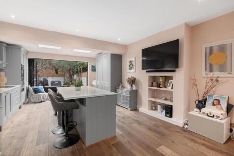 Kitchen &amp; Living