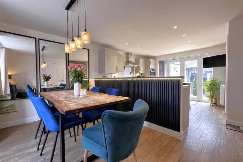 Open-Plan Dining Kitchen 381