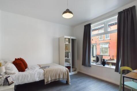 Bright and inviting double bedroom featuring am...