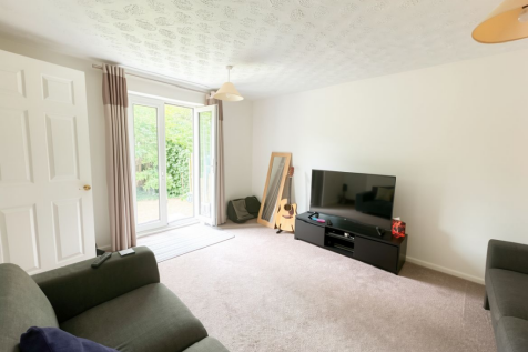 Honeysuckle Close, Biggleswade, SG18 photo 2