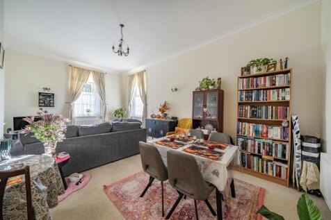 Sitting/dining room