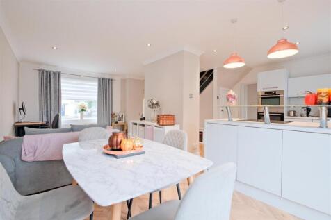 Living Room / Dining