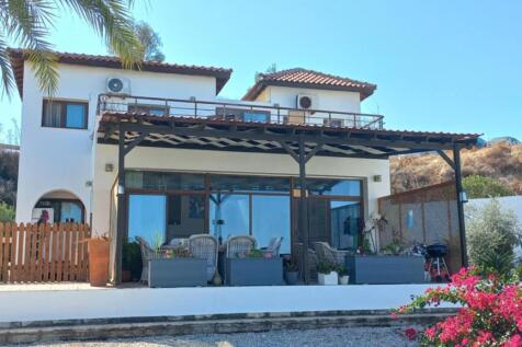 Stunning 4-Bedroom Sea View Villa with Luxurious Amenities and Beach Access Image 84 1