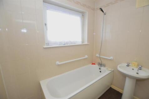 22 Granville Avenue bath.JPG