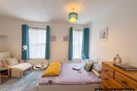 Large room to first floor