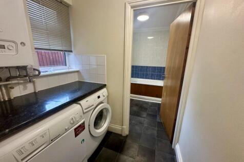 Knighton Fields Road East, Leicester LE2 6DR photo 3