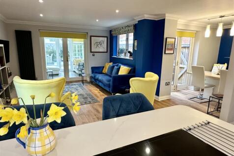 kitchen/dining/living room