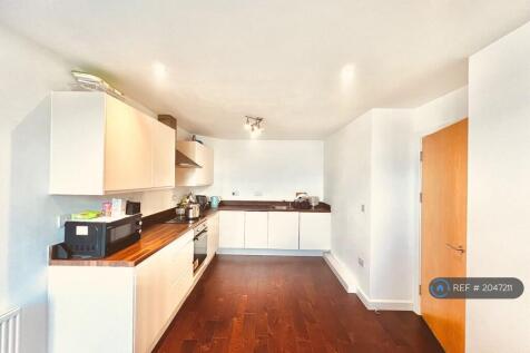 Modern Fitting In Kitchen With Spacious Open Plan