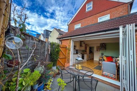 Walton-on-thames, KT12 - property photo