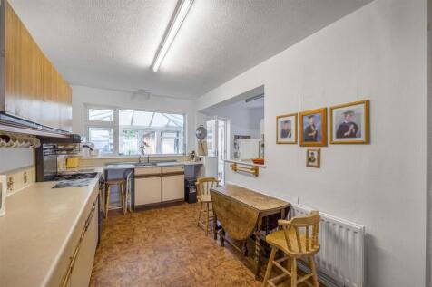 Kitchen to conservatory.jpg