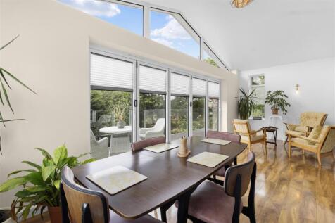 Sitting &amp; Dining Area