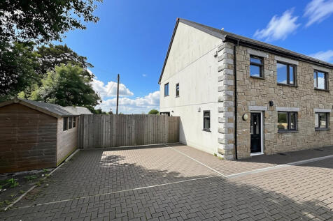 FRONT ASPECT AND DRIVEWAY