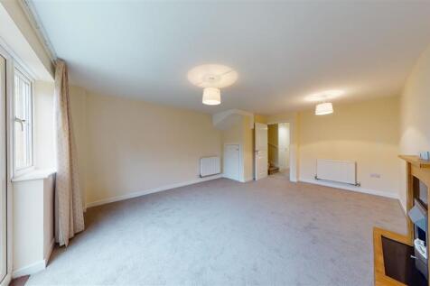 Storey Crescent, Hawkinge, Kent photo 3