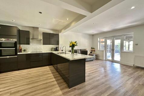 Open Plan Kitchen / Family Room