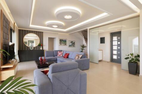 Sitting to staircase/entrance