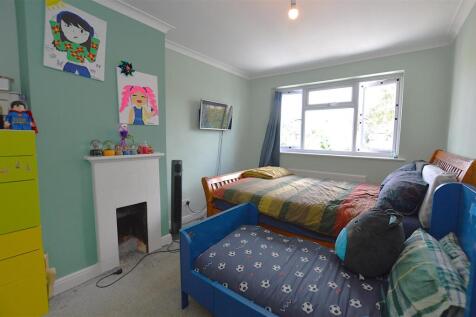 38 Waverley Avenue bed2.jpg