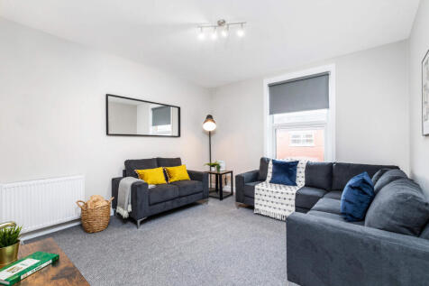 6-bed house on School View, Leeds, £4,030/mo