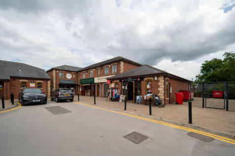 Retail Property (out of town) to rent Image 5