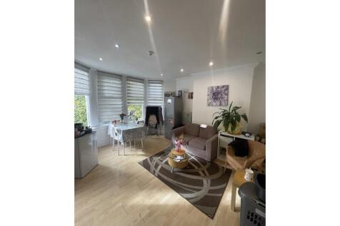 5 bedroom Flat for rent