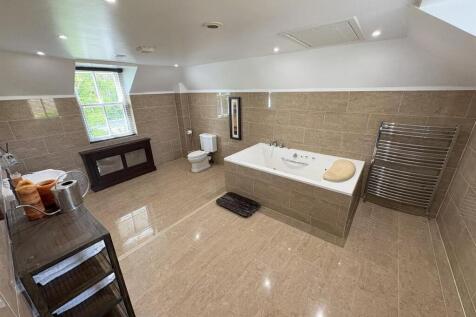 Jack and Jill Bathroom/ WC