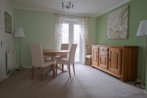 Lounge / Dining Room Picture 2