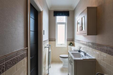 Bedroom 4 En Suite Bathroom