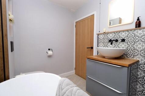 Family Bathroom (Ground Floor)