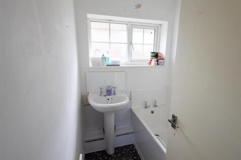 Upstairs bathroom 2.jpeg