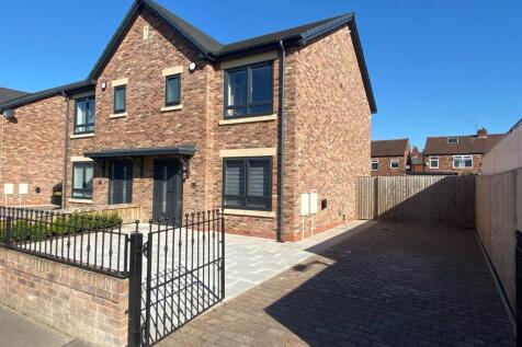 3-bed semi-detached on Sykes Street, Reddish, Stockport, £1,700/mo