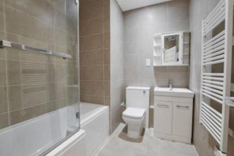 Unit 9, 9 Steedman Street bathroom.jpg