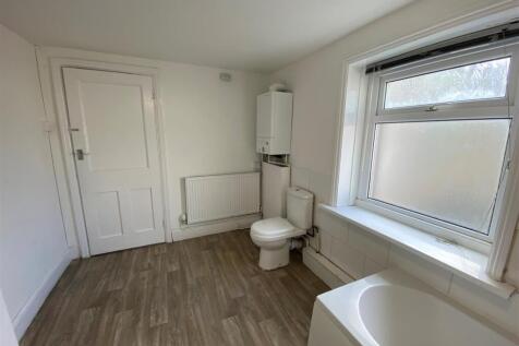 32a High Street bathroom.jpg