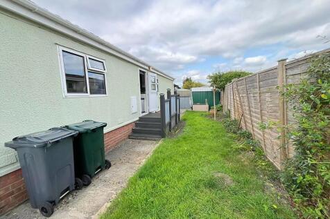 Side garden to Ki...