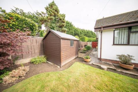 Shed and side garden