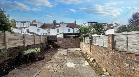 Spacious paved garden perfect for relaxing...
