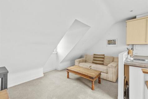 6 Kings Court, Easton Street, HP11 1NA-8.jpg