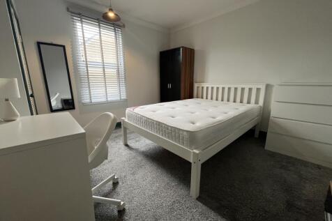 Gaunt St // 3 Bed // JULY 2027 photo 3
