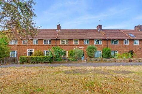 House with front communal gardens