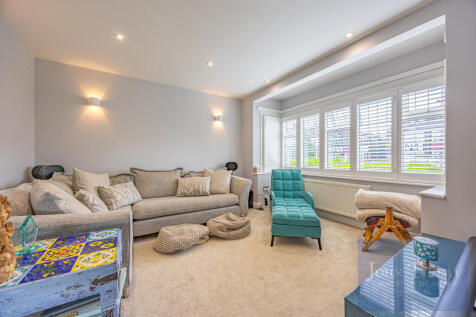 Brackley Square, Woodford Green photo 4