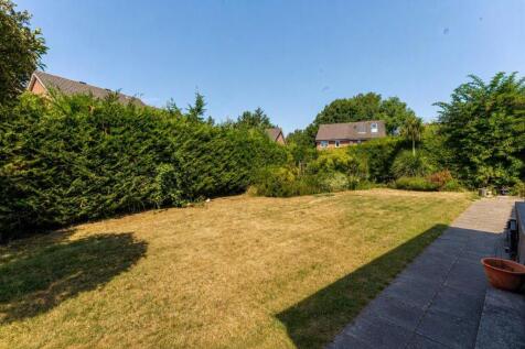 Garden rear no weeds AI.jpg