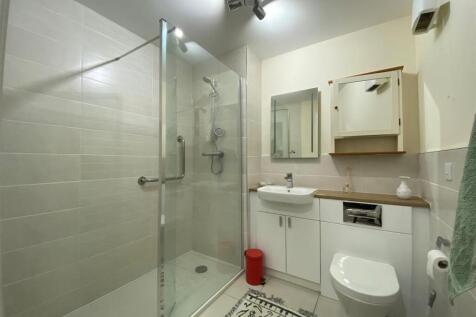 MAIN SHOWER ROOM