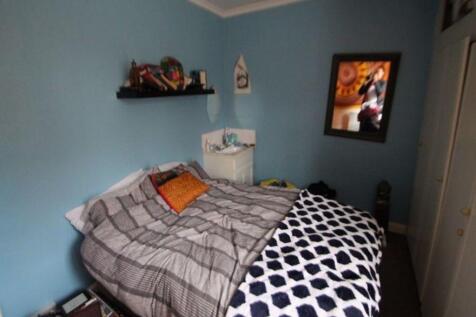 A cozy double bedroom featuring a comfortable b...