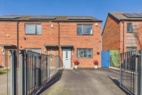 2-bed semi-detached on Wenlock Way, Manchester, M125WH, £1,400/mo