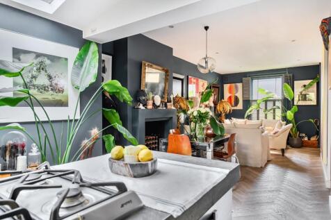 Kitchen / Lounge