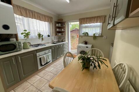 KITCHEN 11'8 x 9'