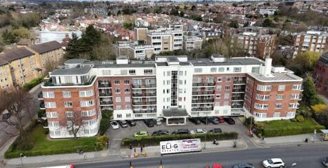 3 bed first floor flat for sale Riverside Drive, 